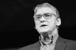 <b>Валерий Гаркалин (11 апреля 1954 — 20 ноября 2021).</b> Советский и российский актер, театральный педагог, народный артист Российской Федерации (2008). Профессор РАТИ-ГИТИС (2002—2021). Наибольшую известность ему принесли роли в таких картинах, как «Ширли-мырли», «Восьмое марта», «Бедная Саша» и «Аленький цветочек». Гаркалин удостоен званий Заслуженного и Народного артиста России 