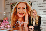 В мае 2005 года Пэлтроу стала новым лицом духов Pleasures парфюмерной компании Estee Lauder. Она неоднократно становилась героиней обложек глянцевых журналов.
