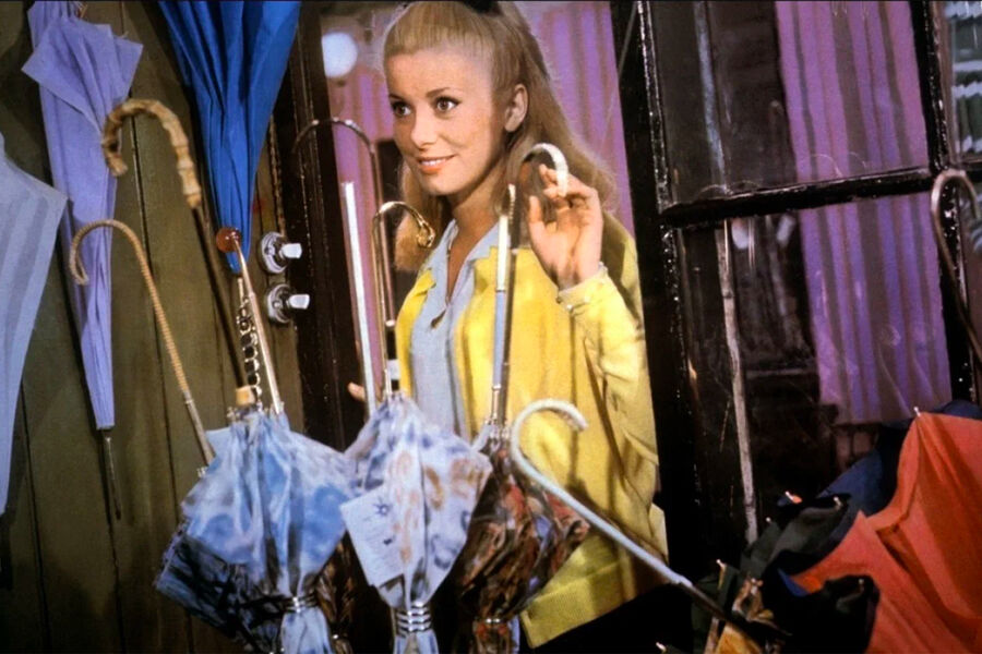 Кадр из&nbsp;фильма «Шербурские зонтики» (1964)
