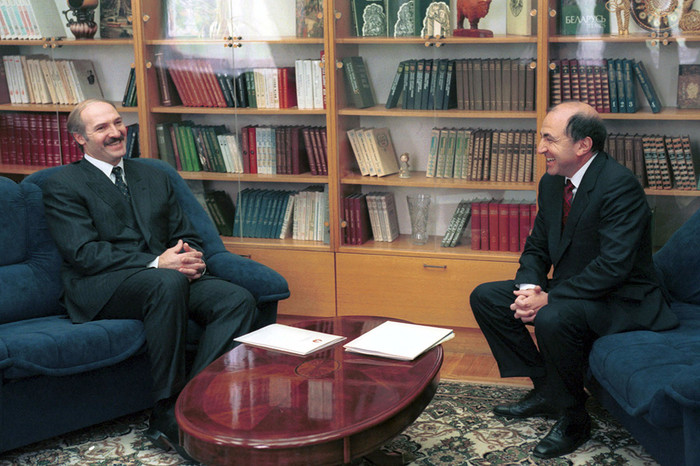 1998. Президент Белоруссии Александр Лукашенко и исполнительный секретарь СНГ Борис Березовский на встрече в Минске.