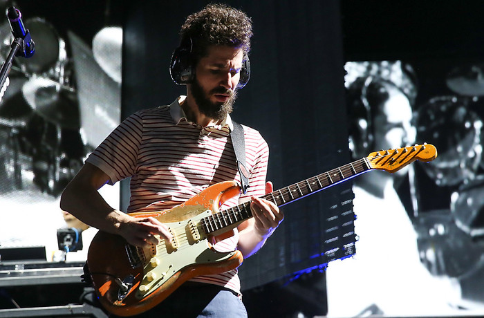Гитарист Linkin Park Брэд Дэлсон во время выступления группы в СК «Олимпийский»