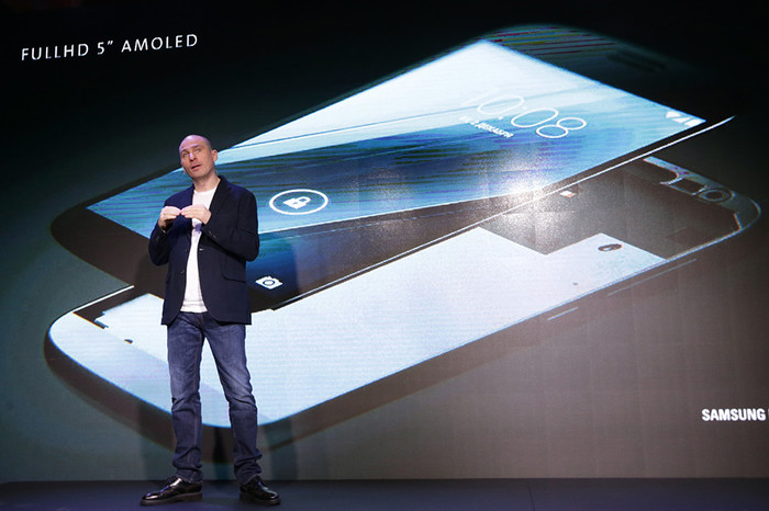 Генеральный директор Yota Devices Владислав Мартынов на презентации смартфона YotaPhone 2