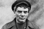 В.И. Ленин без усов, бороды, в парике и кепке. Фотография была сделана Д.И. Лещенко 29 июля (11 августа) 1917 года в Разливе по указанию ЦК РКП для удостоверения на имя рабочего Сестрорецкого оружейного завода К.П. Иванова. По этому удостоверению В.И. Ленин выехал в Финляндию, скрываясь от преследования Временного правительства