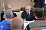 Президент России Владимир Путин в вагоне рельсового автобуса во время проезда по железнодорожной части Крымского моста от вокзального комплекса железнодорожной станции «Керчь Южная. Новый Парк» на станцию «Тамань Пассажирская», 23 декабря 2019 года