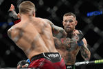 Конор Макгрегор и Дастин Порье во время главного поединка турнира UFC 264, 10 июля 2021 года