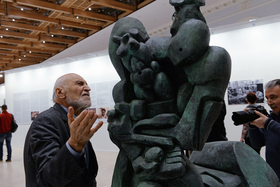 Николай Дроздов у&nbsp;бронзовой скульптуры Эрнста Неизвестного &laquo;Кентавр Адам&raquo; в&nbsp;Центральном Манеже на&nbsp;выставке &laquo;Эрнст Неизвестный. Возвращение в&nbsp;Манеж, 2016&nbsp;год