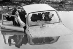<b>«Слезы капали» (1982)</b>
<br><br>
Так называемая «грустная сказка» Данелии, вольная интерпретация произведения Ханса Кристиана Андерсена «Снежная королева». Сценарий к фильму, главные роли в котором исполнили Евгений Леонов, Ия Саввина и Нина Гребешкова (а также Борис Андреев, для него эта работа стала последней в жизни), написал Кир Булычев, а особо запомнилась картина благодаря песне «Друзей теряют только раз», которую исполнил сам Данелия.