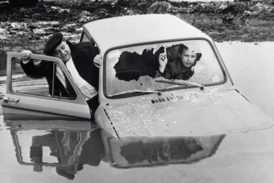 <b>&laquo;Слезы капали&raquo; (1982)</b>
<br><br>
Так называемая &laquo;грустная сказка&raquo; Данелии, вольная интерпретация произведения Ханса Кристиана Андерсена «Снежная королева». Сценарий к&nbsp;фильму, главные роли в&nbsp;котором исполнили Евгений Леонов, Ия Саввина и Нина Гребешкова (а также Борис Андреев, для&nbsp;него эта работа стала последней в&nbsp;жизни), написал Кир Булычев, а особо запомнилась картина благодаря песне &laquo;Друзей теряют только раз&raquo;, которую исполнил сам Данелия.
