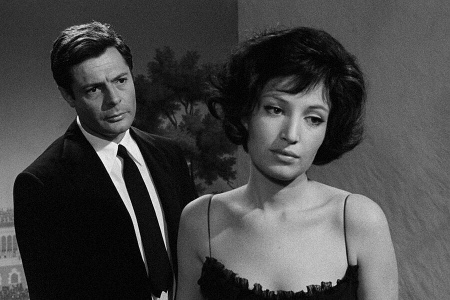 <b>«Ночь» (La notte), реж. Микеланджело Антониони</b>
<br><br>
<b>Где и когда смотреть:</b> в&nbsp;кино — с&nbsp;9 октября
<br><br>
4K-реставрация центрального номера в&nbsp;«трилогии отчуждения» Микеланджело Антониони, обрамленного «Приключением» и «Затмением». «Золотой медведь» Берлинского кинофестиваля 1961&nbsp;года и одна из&nbsp;любимых картин Стэнли Кубрика.
