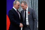 Владимир Путин и Евгений Миронов на церемонии вручения государственных наград РФ в Кремле