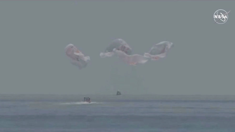 Момент приводнения корабля Crew Dragon в Мексиканском заливе, 2 августа 2020 года
