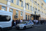 Очередь из желающих проголосовать на выборах у посольства Белоруссии в Москве, 9 августа 2020 года