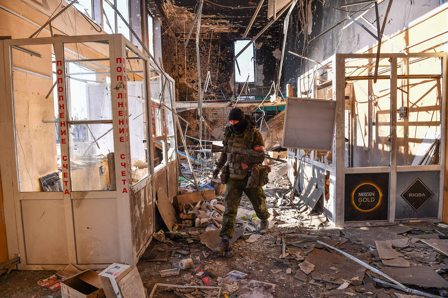 Военнослужащий ДНР осматривает разрушенное здание в&nbsp;Волновахе, март 2022&nbsp;года