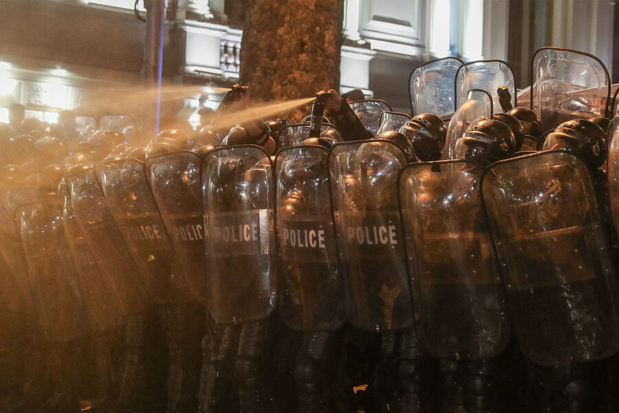 Во время акции протеста против закона об иностранных агентах возле здания парламента Грузии в&nbsp;Тбилиси, 7&nbsp;марта 2023&nbsp;года