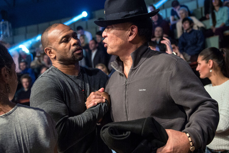 Боксер Рой Джонс (слева) и актер Кэри-Хироюки Тагава в&nbsp;Москве, 2015&nbsp;год