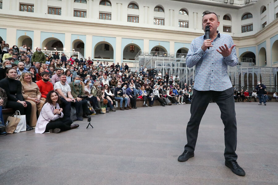 Журналист, писатель Леонид Парфенов во время презентации своей книги &laquo;Намедни. Наша эра.1921–1930&raquo; на&nbsp;международной ярмарке интеллектуальной литературы Non/fiction№22 в&nbsp;Гостином дворе, 2021&nbsp;год