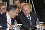 Президент России Владимир Путин и министр иностранных дел РФ Сергей Лавров на расширенном заседании Шанхайской организации сотрудничества, 2004 год