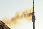 Дым во время пожара поднимается с вершины 536-метровой Останкинской телебашни в Москве, 27 августа 2000 года 