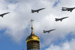 Стратегический ракетоносец Ту-160 и дальние бомбардировщики Ту-22М3 на репетиции воздушной части парада Победы в Москве, 2017 год