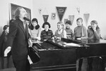 Композитор Геннадий Гладков и участники первой детской хоровой студии страны «Пионерия» во время подготовки сюиты из кинофильма «Точка, точка, запятая...» для выступления в Московской государственной консерватории имени П. И. Чайковского, 1976 год 