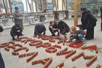 Акция в память о погибших в подмосковном «Крокус Сити Холле» в спортзале школы №1 в Беслане, 23 марта 2024 года