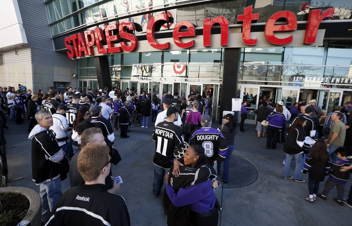 На подходе к Staples Centre — домашней арене действующих обладателей Кубка Стэнли