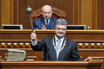 Президент Украины Петр Порошенко (на первом плане) во время церемонии инаугурации в Верховной раде
