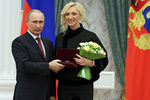 Президент России Владимир Путин и певица, член Международного союза деятелей эстрадного искусства Кристина Орбакайте во время церемонии вручения государственных наград Российской Федерации в Кремле, 2013 год