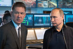 Президент РФ Владимир Путин и председатель правления ПАО «Газпром» Алексей Миллер на борту судна-трубоукладчика «Пиониринг Спирит» в Черном море в районе Анапы