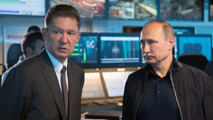 Президент РФ Владимир Путин и председатель правления ПАО «Газпром» Алексей Миллер на борту судна-трубоукладчика «Пиониринг Спирит» в Черном море в районе Анапы