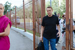 Политик Алексей Навальный (включен в список террористов и экстремистов) и его супруга Юлия перед заседанием Симоновского районного суда Москвы, 3 августа 2017 года