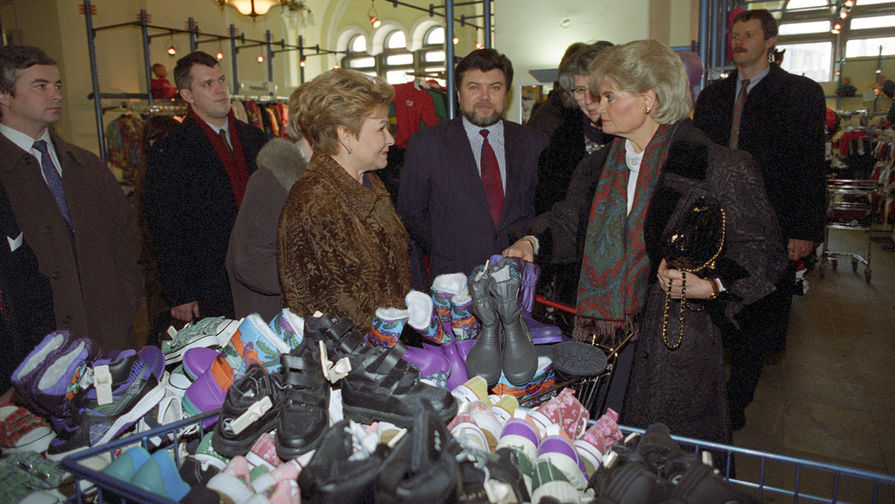 1996 год. Официальный визит в Россию канцлера Германии Гельмута Коля. Супруга президента России Наина Ельцина (в центре слева) и супруга канцлера Германии Ханнелоре Коль (справа) во время посещения ГУМа