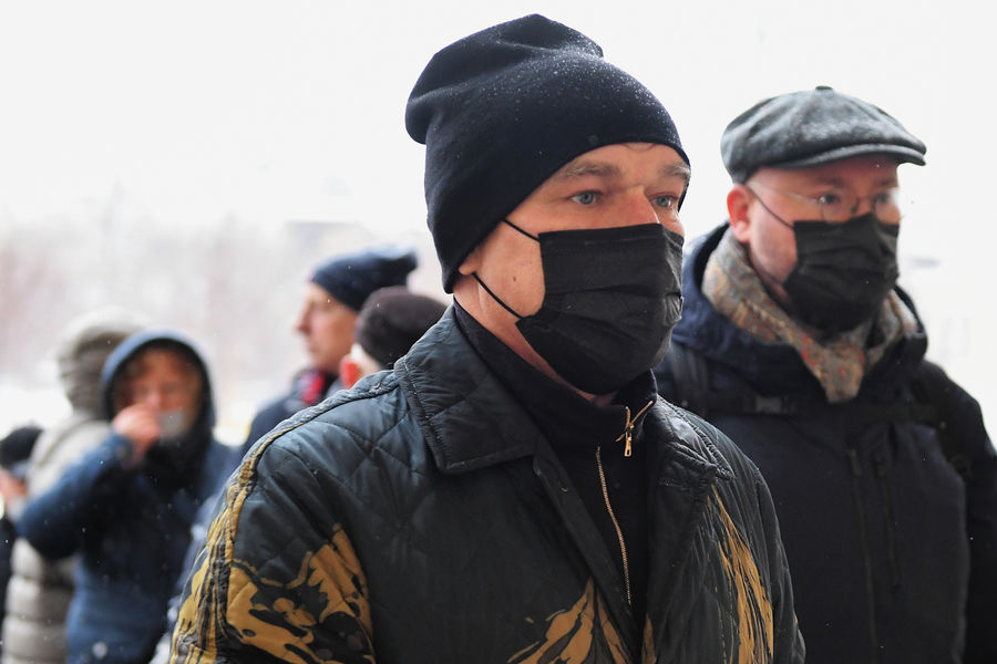 Музыкант Сергей Мазаев у&nbsp;здания театрально-концертного музыкального объединения &laquo;Градский Холл&raquo; в&nbsp;Москве во время церемонии прощания с&nbsp;народным артистом России, певцом Александром Градским, 1&nbsp;декабря 2021&nbsp;года 