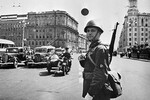Постовой милиционер на улице Горького в Москве, на заднем плане троллейбусы.
Начало войны, август 1941 года
