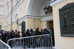 Посетители у Малого театра перед церемонией прощания с народным артистом СССР Юрием Соломиным, 15 января 2024 года