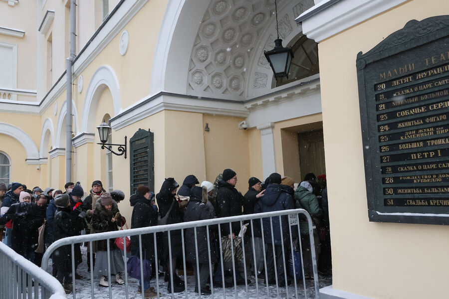 Посетители у&nbsp;Малого театра перед&nbsp;церемонией прощания с&nbsp;народным артистом СССР Юрием Соломиным, 15&nbsp;января 2024&nbsp;года