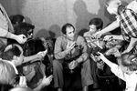Итальянский певец и актер Андриано Челентано во время интервью после прилета в Москву, 1987 год