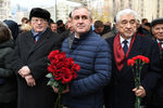 Глава ЛДПР Владимир Жириновский, зампред Госдумы Сергей Неверов и директор Фонда ветеранов дипломатической службы, член президиума Совета ветеранов МИД РФ Владимир Чхиквадзе перед началом церемонии открытия памятника политику Евгению Примакову в сквере напротив здания Министерства иностранных дел в Москве, 29 октября 2019 года