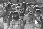 Ученики и учителя в масках в честь Хэллоуина, 1965 год