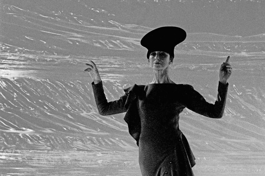 Народная артистка СССР, балерина Майя Плисецкая выступает в&nbsp;роли манекенщицы, демонстрируя новинки сезона знаменитого французского модельера Пьера Кардена, 10&nbsp;сентября 1987&nbsp;года