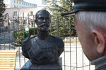 Бронзовый бюст императора Николая II возле часовни Святых Царственных мучеников в центре Симферополя