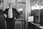 Дирижер Кирилл Кондрашин и пианист Святослав Рихтер перед началом концерта во Дворце культуры московских автозаводцев, 1965 год