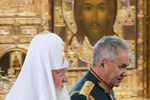 Патриарх Московский и всея Руси Кирилл и министр обороны России генерал армии Сергей Шойгу во время церемонии освящения собора Воскресения Христова - главного храма Вооруженных сил РФ, 14 июня 2020 года