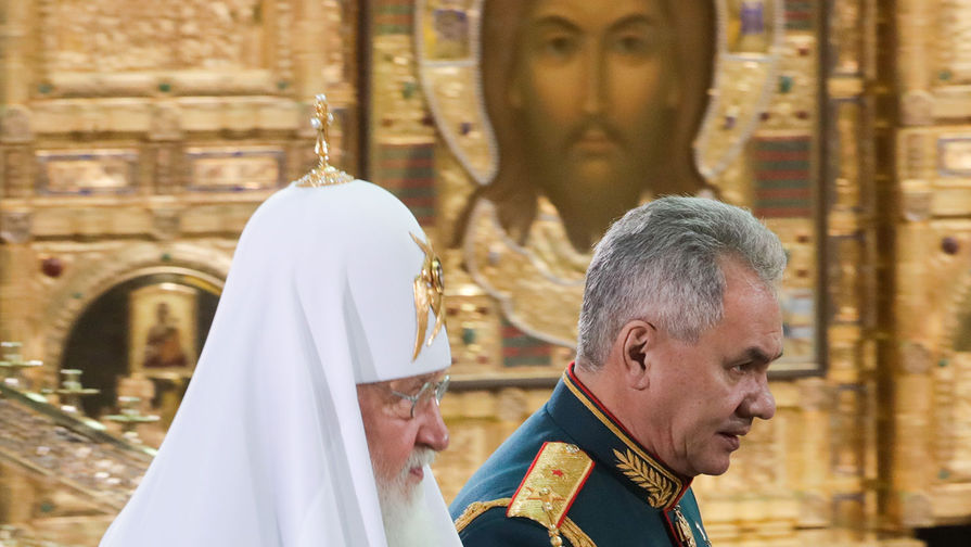 Патриарх Московский и всея Руси Кирилл и министр обороны России генерал армии Сергей Шойгу во время церемонии освящения собора Воскресения Христова&nbsp;- главного храма Вооруженных сил РФ, 14 июня 2020 года