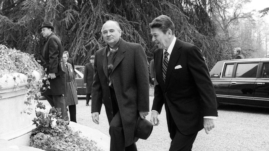 Генеральный секретарь ЦК КПСС Михаил Сергеевич Горбачев и президент США Рональд Рейган во время встречи в&nbsp;Женеве, 19 ноября 1985 года