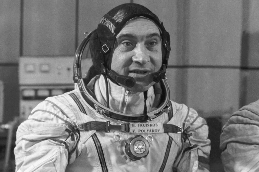 <b>Валерий Поляков (27 апреля 1942 &mdash; 7&nbsp;сентября 2022)</b> &mdash; советский и российский летчик-космонавт, Герой Советского Союза, Герой России, специалист по&nbsp;космической медицине, обладатель мирового рекорда самого длительного полета в&nbsp;космос (437 суток и 18&nbsp;часов в&nbsp;1994 и 1995&nbsp;годах, на&nbsp;борту орбитальной станции «Мир»)