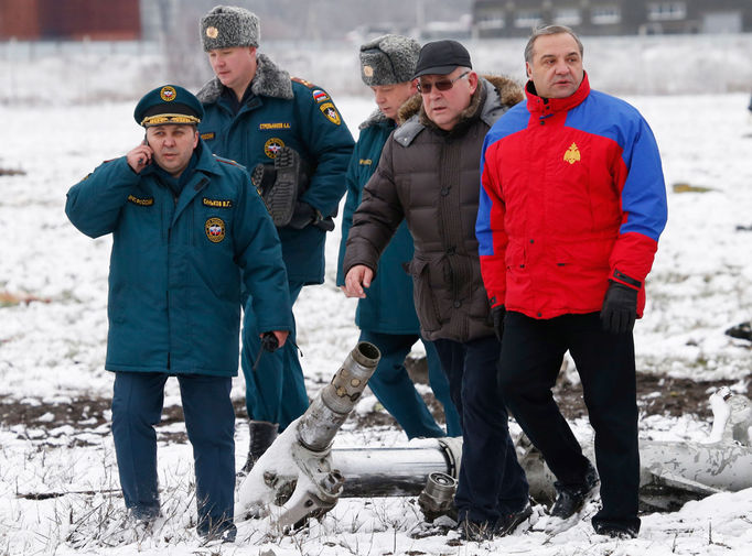 Глава МЧС РФ Владимир Пучков (справа) на месте крушения пассажирского самолета Boeing 737-800 авиакомпании Flydubai в аэропорту Ростова-на-Дону