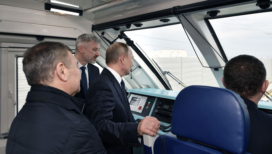 Президент России Владимир Путин в&nbsp;кабине машиниста рельсового автобуса во время проезда по&nbsp;железнодорожной части Крымского моста от вокзального комплекса железнодорожной станции &laquo;Керчь Южная. Новый Парк&raquo; на&nbsp;станцию &laquo;Тамань Пассажирская&raquo;, 23 декабря 2019 года