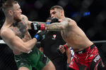 Конор Макгрегор и Дастин Порье во время главного поединка турнира UFC 264, 10 июля 2021 года