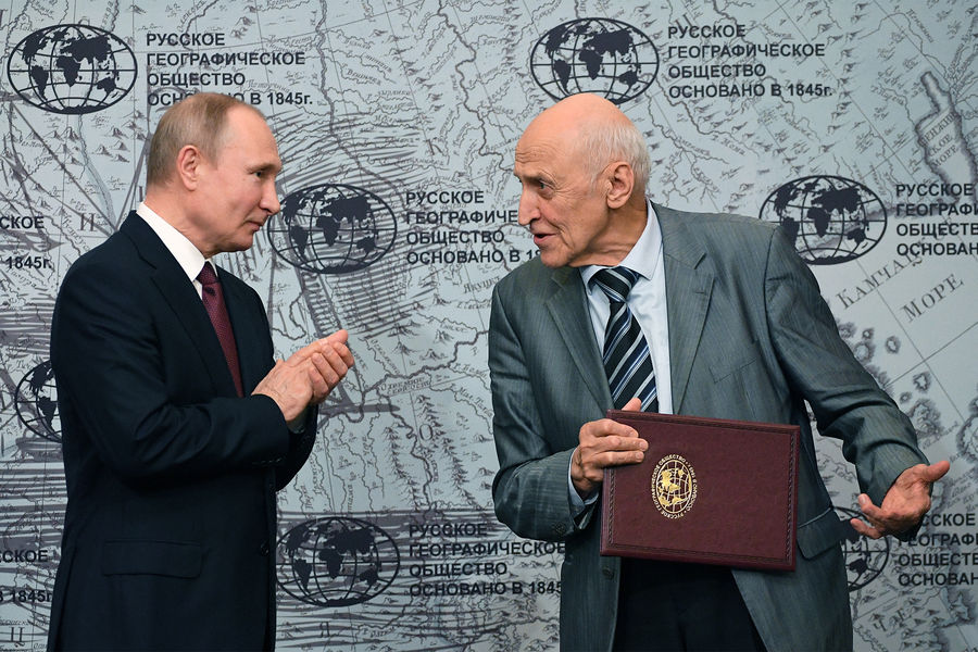 Президент РФ Владимир Путин и Николай Дроздов, награжденный Золотой медалью имени Ю.А. Сенкевича, на&nbsp;заседании попечительского совета Русского географического общества в&nbsp;штаб-квартире РГО в&nbsp;Санкт-Петербурге, 2018&nbsp;год